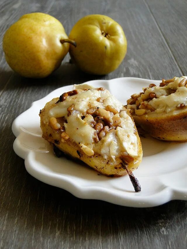 груша с медом и сыром. груша с медом и сыром. груша с медом и сыром. запеченная груша с орехами. печеная груша.