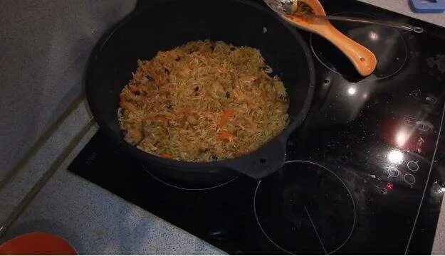 Кастрюля для плова. Узбекский плов в кастрюле на плите. Кастрюля для плова. Плов из свинины вмказане. Узбекский плов в кастрюле на плите.