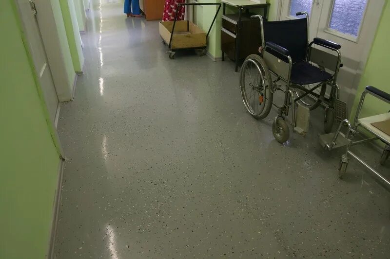 Полимерный пол в больнице. Больница коридор плитка. Пол в больнице. Пол в больнице. Фон больницы большая.