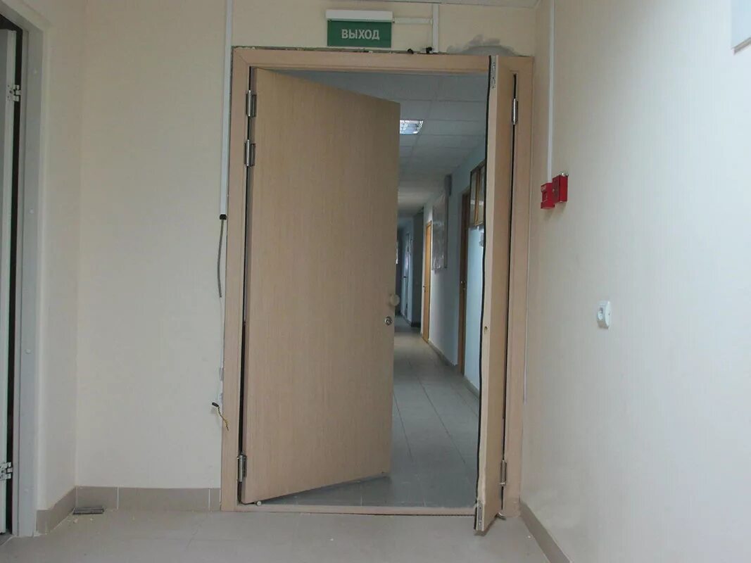 Дверь которая открывается в обе