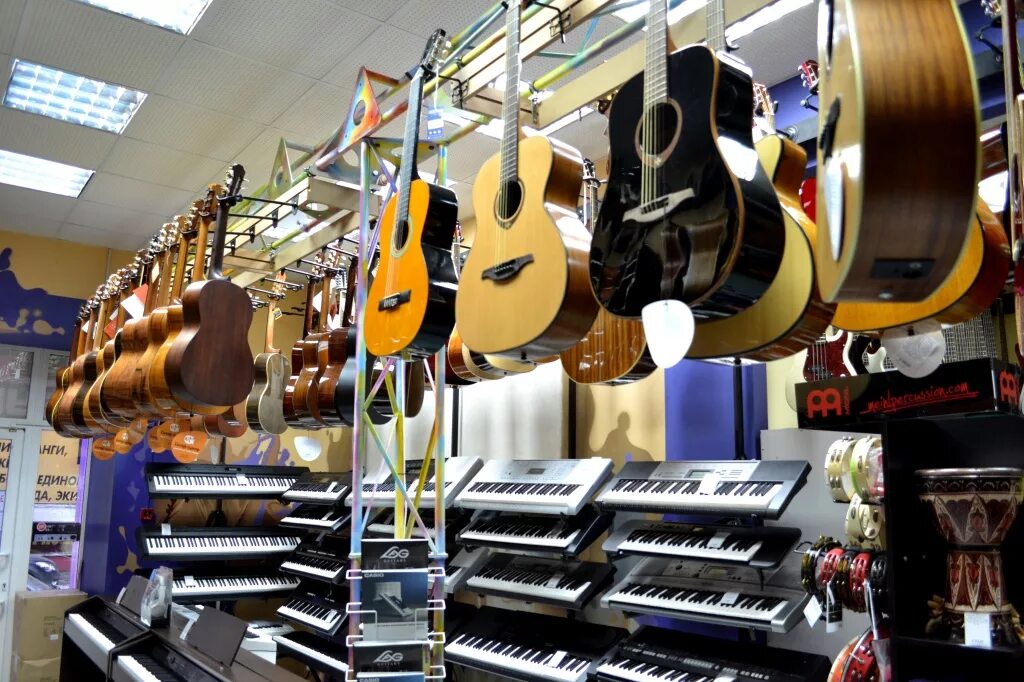 Куплю гитару адреса магазинов. Музыкальный магазин. Магазин музыкальных инструментов. Гитары музыкальные магазины. Магазин музыкальных инструментов гитарист.