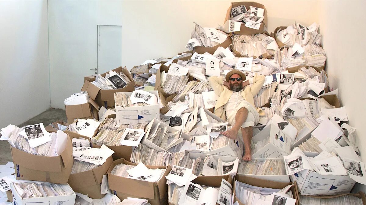 Человек заваленный бумагами. Человек зарылся в бумагах. Человек с кучей бумаг. Куча бумаг. Перегруз информацией.