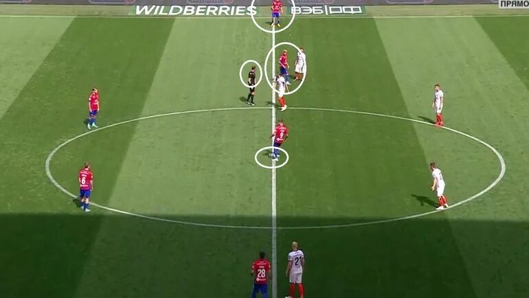 Какая команда выполняет начальный удар в футболе. Камавинга реал мадрид. Билялетдинов бьет штрафной. Реал мадрид 2017. Судья в футболе.