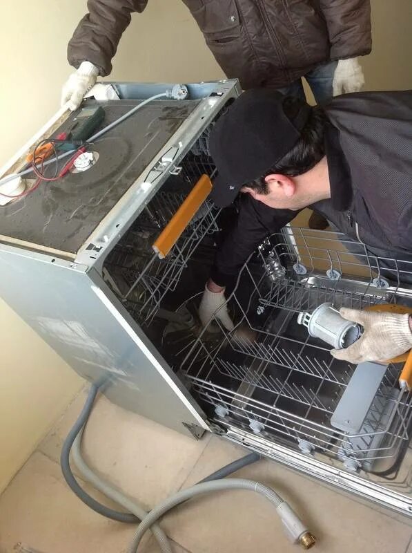 Починка посудомоечной машины. Посудомоечная машина сломалась. Мастер посудомоечных машин. Починка машинки посудомоечной.