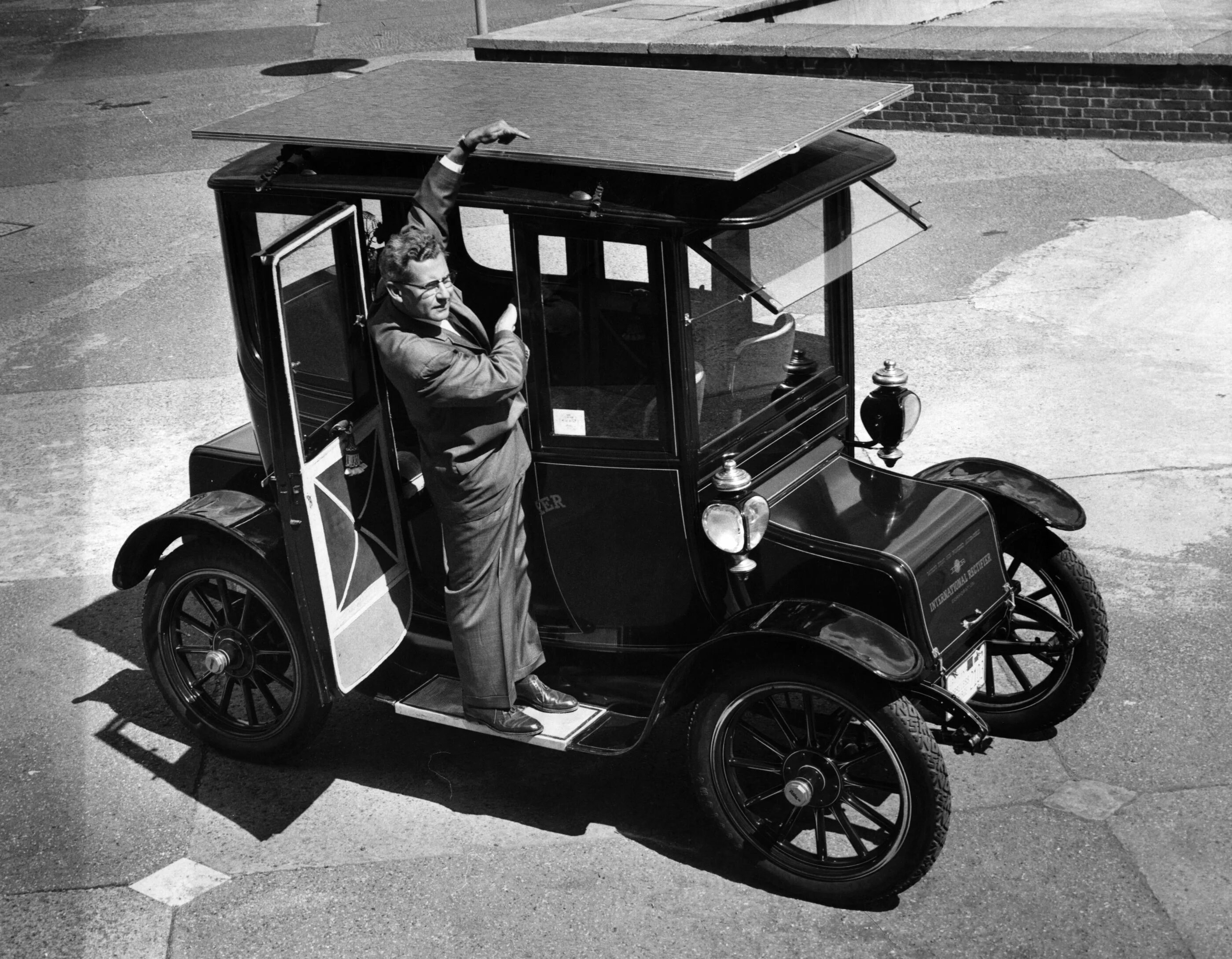 1 электрический автомобиль. Первый электромобиль 1841. Электромобилей «Baker Electric». Электромобиль 1923 Milburn Electric model 27l.