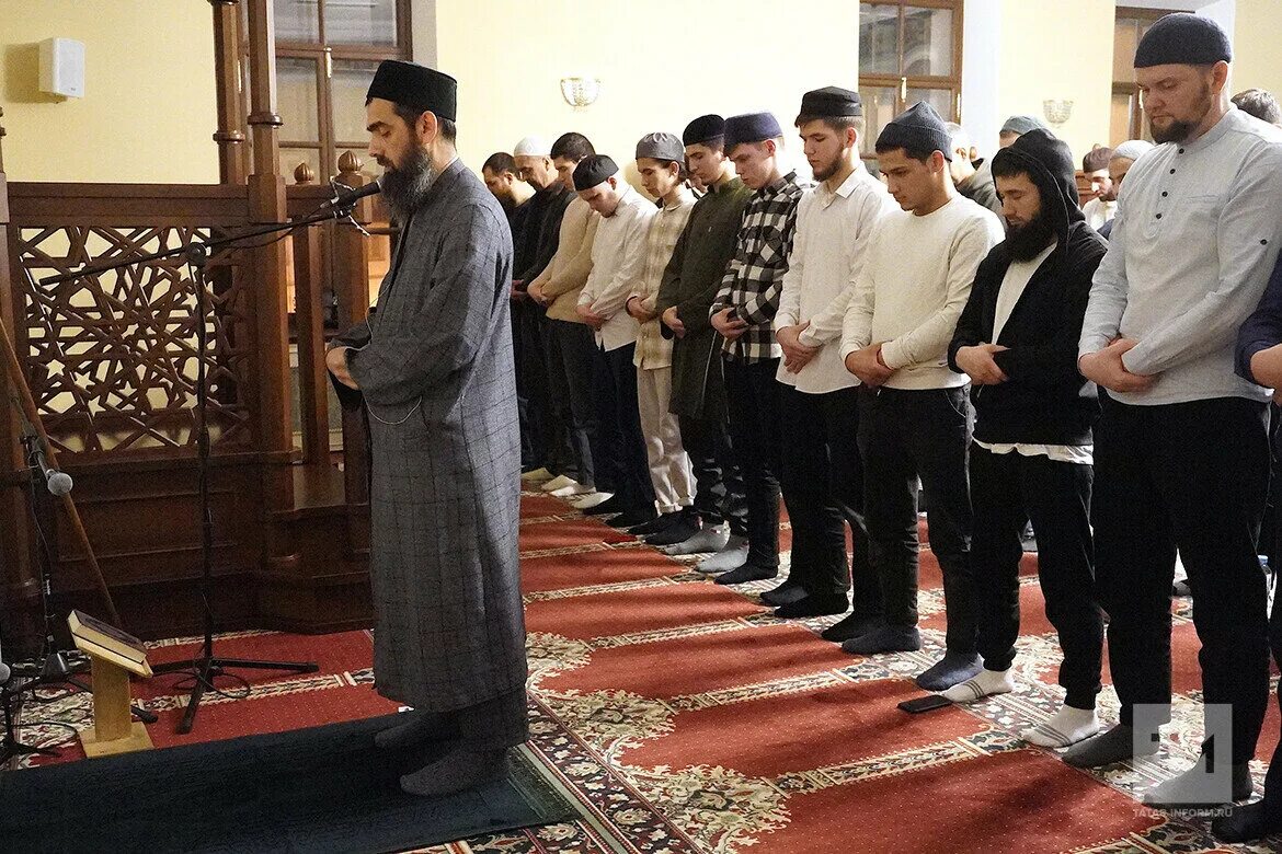 Имам джума мечети в махачкале. Ураза байрам кул шариф. Человек сидит в мечети. Татары мусульмане. Имам джума мечети мехельта.