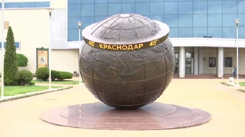 На шару краснодар. Скульптура 45 параллель в Краснодаре. Золотая линия 45 параллель. Памятник 45 параллели в г. Краснодар. Памятник золотой параллели Краснодар.