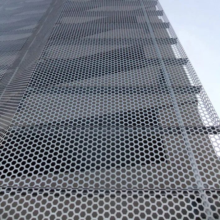 Сетчатый фасад. Сетчатые панели mesh metal. фасады из просечно-вытяжной сетки. сетка перфорированная металлическая. сетка вентиляционная для кровли металлическая.