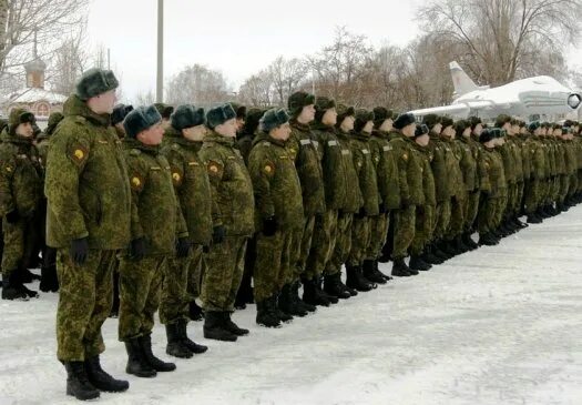 Построю роту. Построение на плацу. Солдаты в строю. Военнослужащие в строю. Военное построение.