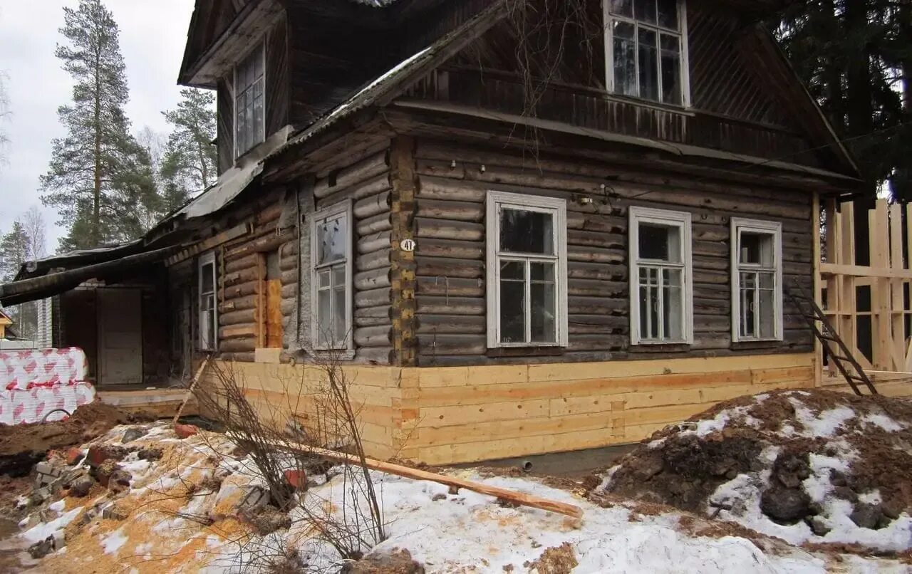 Капитальный ремонт старого дома. Старый деревянный дом. Отреставрированный деревянный дом. Реконструкция деревянных домов. Реставрируем старый деревянный дом.