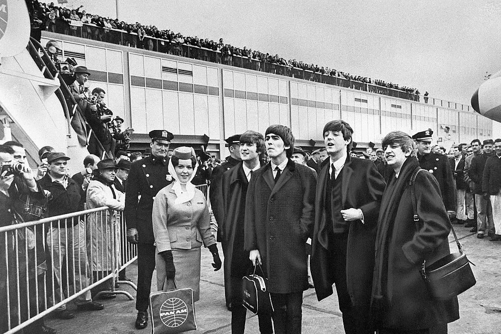 Ранний приезд. Битлз в аэропорту с Гагариным 1964 года. Встреча Битлз в аэропорту Аделаиды. 2 Июня 1964 г.