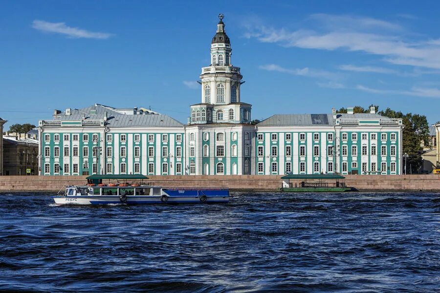 В каком городе был открыт первый музей