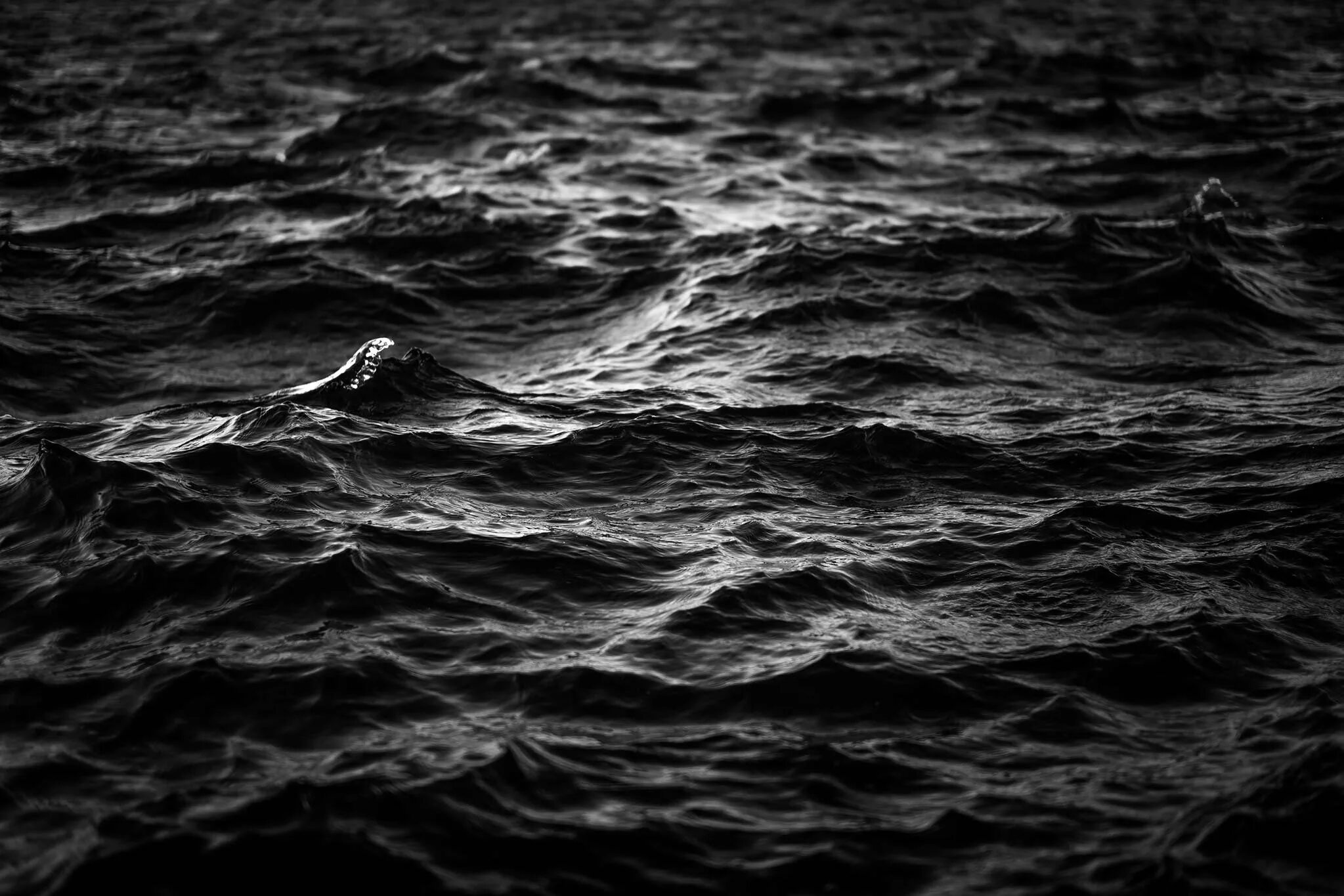 Картинки черные вода. Черная вода. Черные волны. Черно белые волны. Море черного цвета.