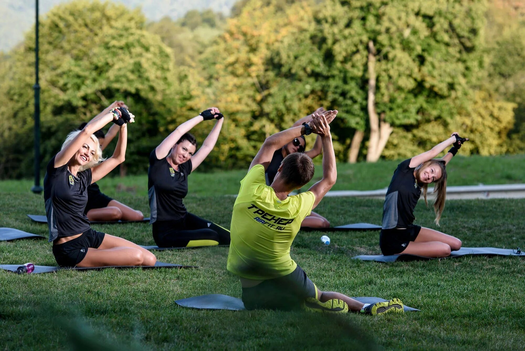 Вовлечение в занятия спортом. Занятие спортом. Спортивные занятия. Занятия на свежем воздухе. Занятие спортом на природе.