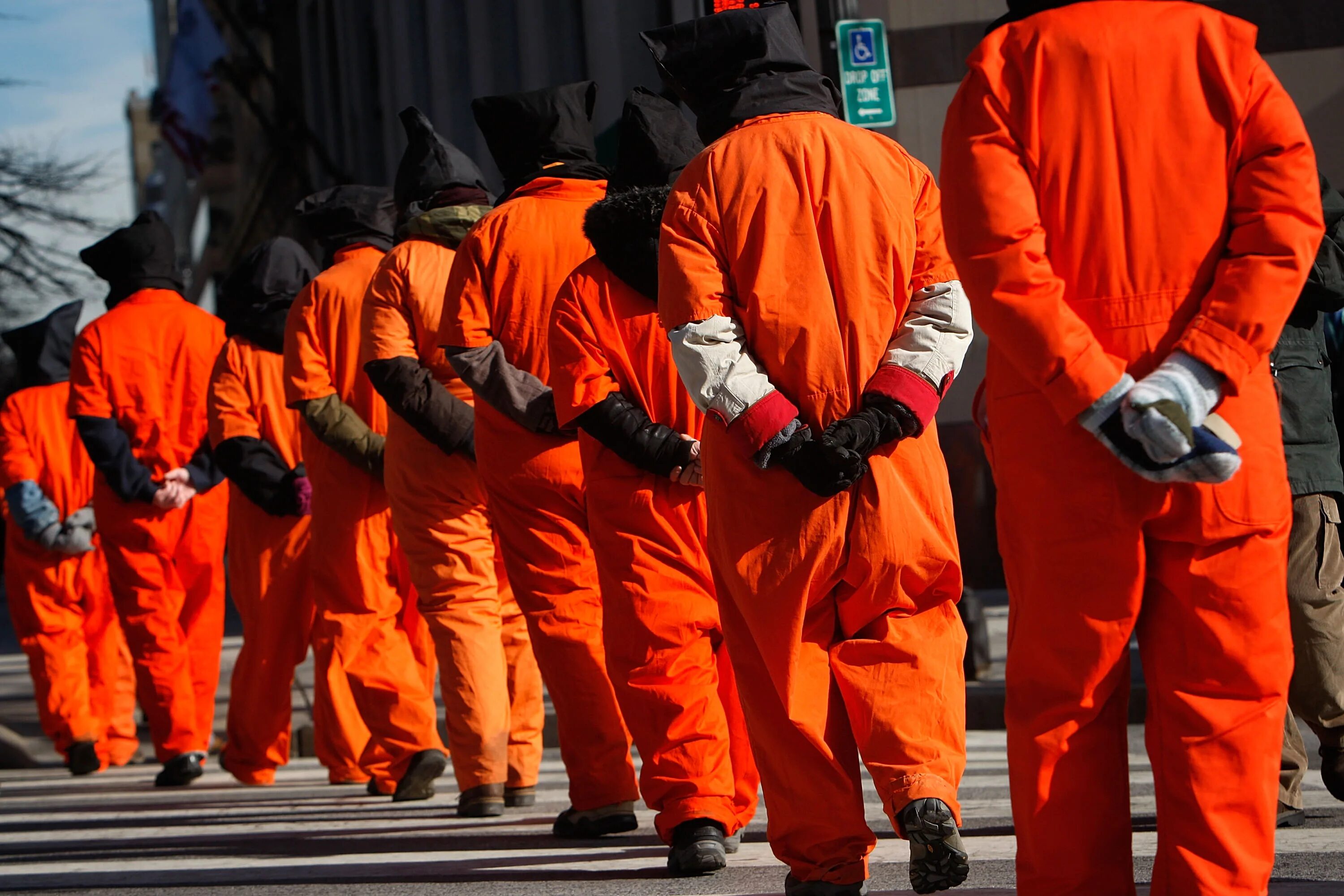 Быть заключен в любой форме. Оранжевая Роба заключенного США. Тюремная форма тюрьмы в Гуантанамо. Одежда заключенных Гуантанамо. Одежда американских заключенных.