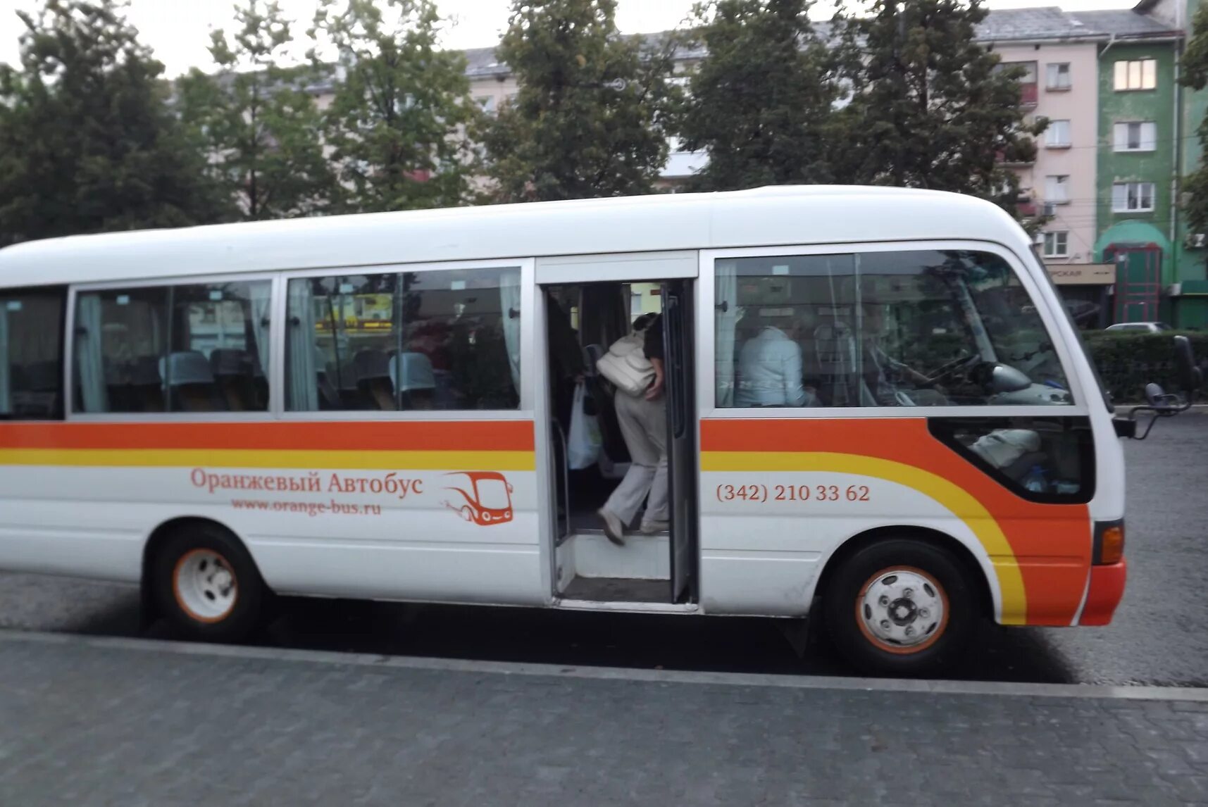 Сайт оранжевый автобус пермь. Оранжевый автобус. Туроператор оранжевый автобус. Автобусы Ивеко оранжевый. Оранжевый маленький автобус.