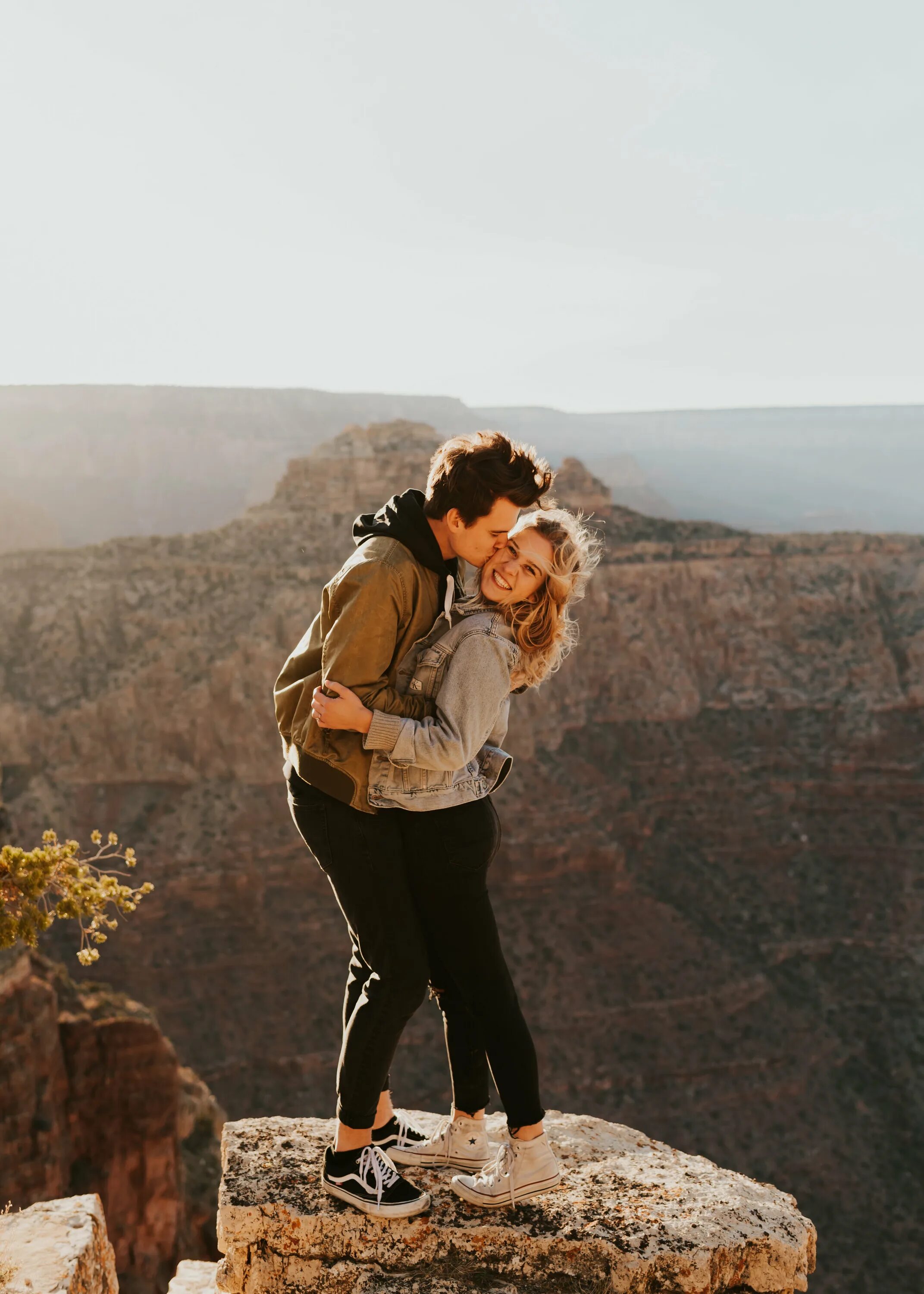 Adventures couples. Фотосессия в каньоне пара. Фотосессии в каньонах для пар. Гранд каньон пара.