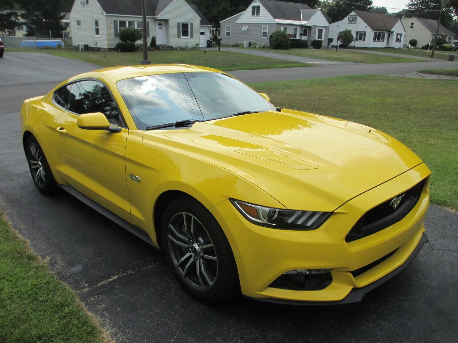 Где купить желтую. Форд Мустанг 2015 желтый. Форд Мустанг gt 2015 желтый. Форд Мустанг 2015. Ford Mustang желтый.