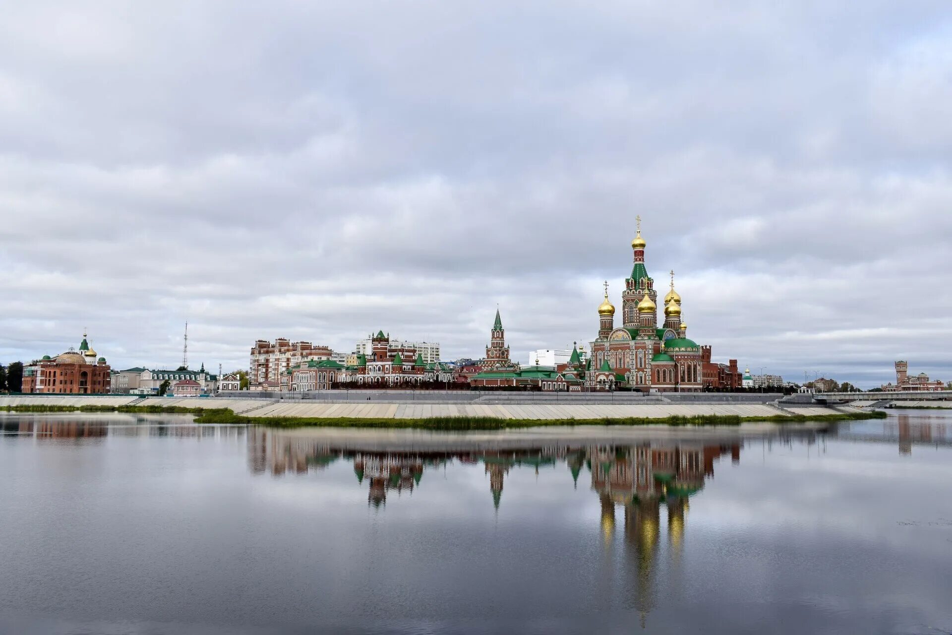 Городской сайт йошкар олы. Йошкар-Ола набережная Брюгге. Набережная Йошкар-Олы река. Йошкар-Ола Кремль набережная.