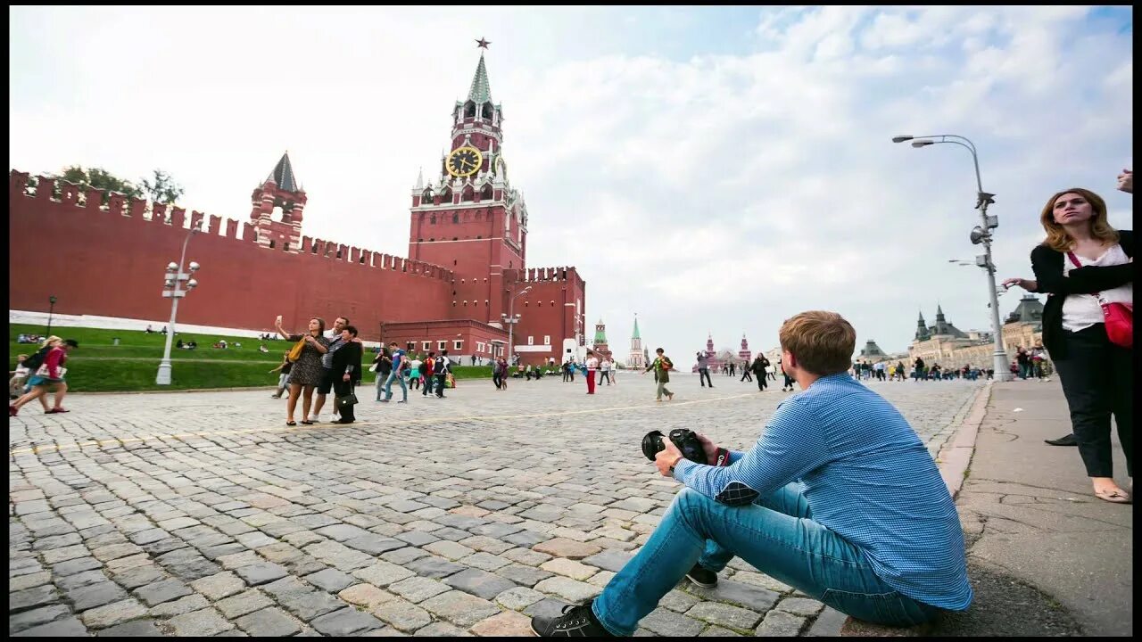 Чувствовать площадь. Парень на красной площади. Люди на красной площади. Люди на красной площади летом. Парень в Москве в красной площади.