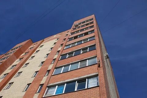 В многоэтажном доме между каждыми двумя соседними