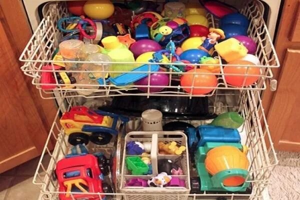 Почему нельзя мыть в посудомоечной машине. Посуда в посудомоечной машине. Детские игрушки в посудомоечной машины. Пластиковая посуда в посудомойке. Посудомоечная машина игрушка.