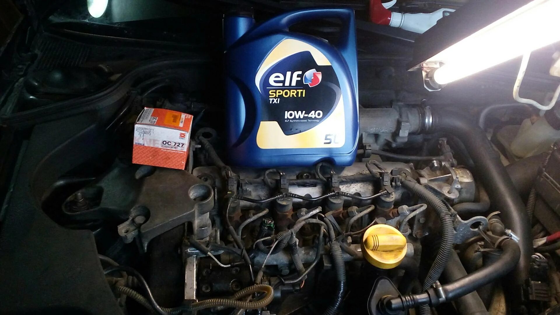 Меган 3 двигатель в масле. Масло моторное рено меган 2 1. Рено меган 2 двигатель масло датчик. 6. Масло в вариатор рено меган 3.