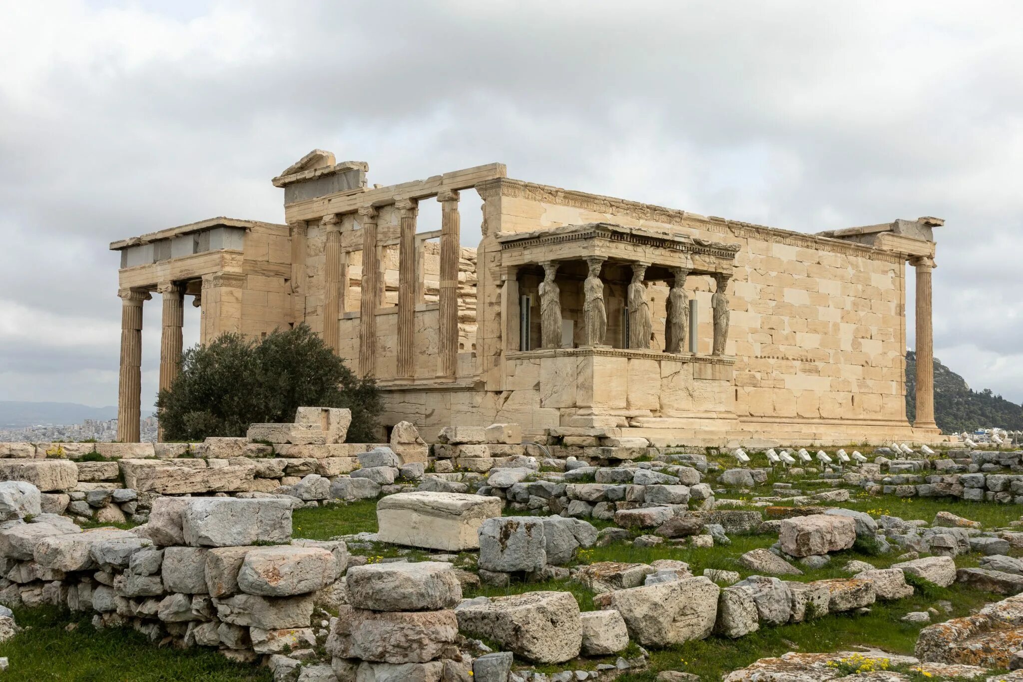Храм эрехтейон в афинском акрополе (греция). Акрополь эрехтейон. Портик кариатид храма эрехтейон. Бравронейон афинский акрополь. Храм акрополя эрехтейон.
