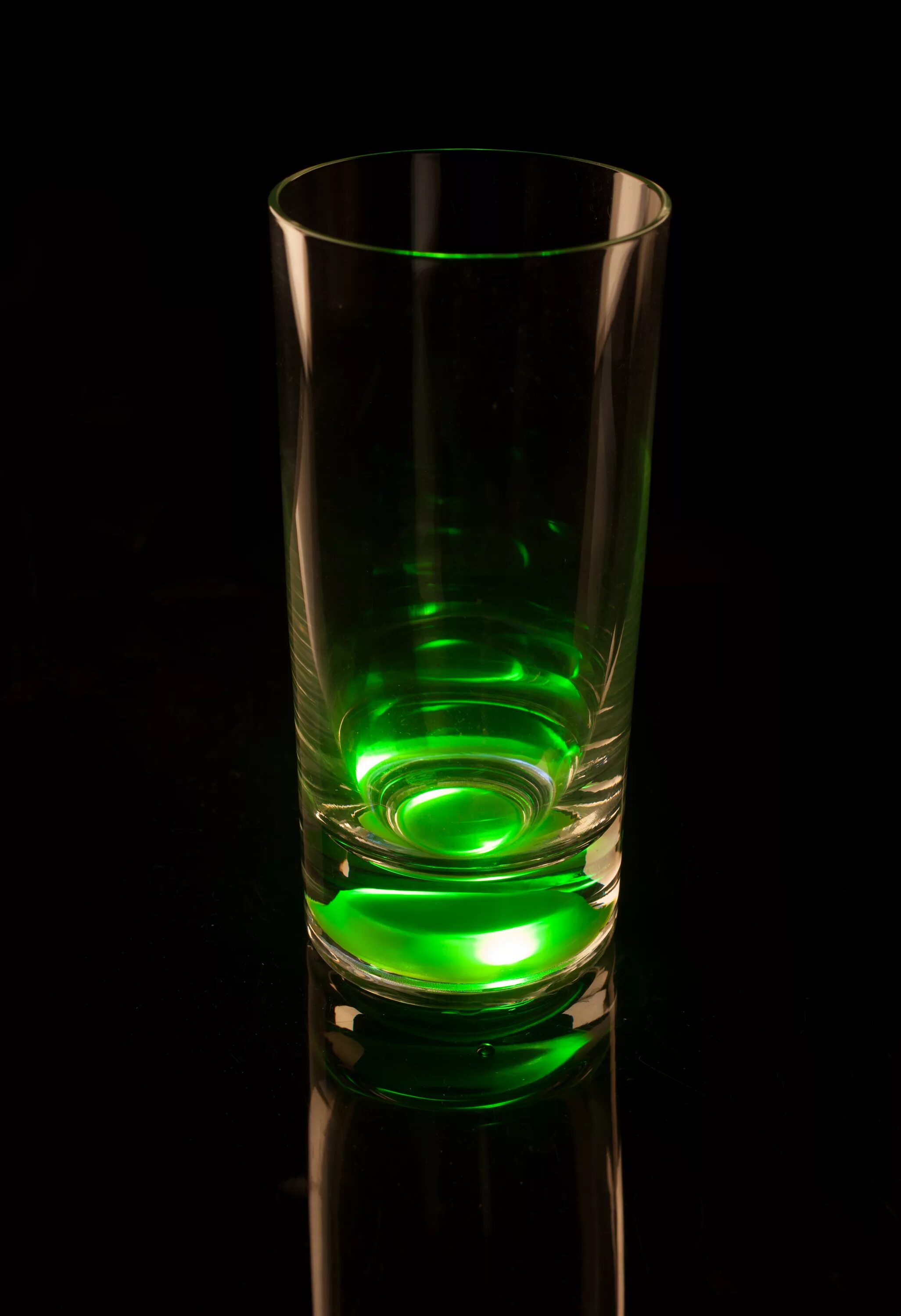Стакан с зеленой водой. Бокалы GLASSHINE. Стакан с подсветкой. Бокал с подсветкой. Светящиеся стаканы.