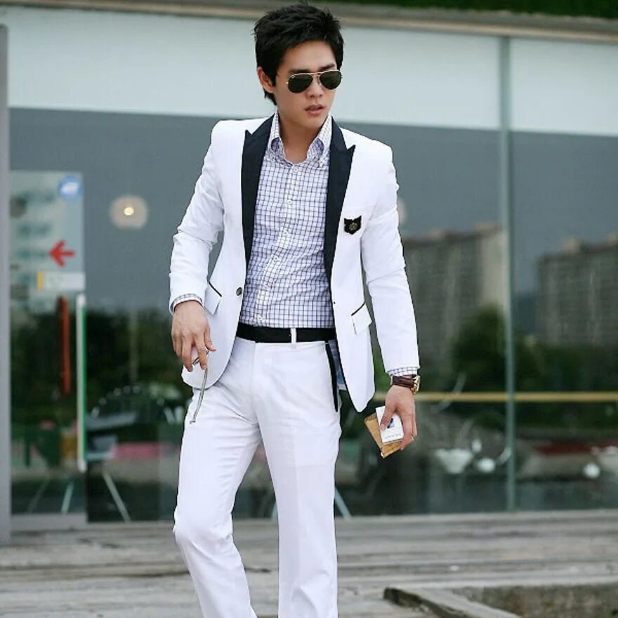 черный костюм белые брюки. белый лук мужской. черный костюм белые брюки. белый пиджак с черными брюками. черный костюм белые брюки.