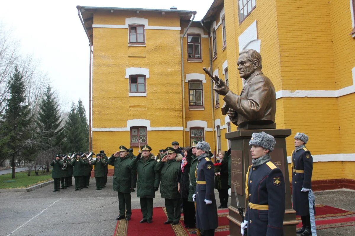 Казанская высшая командное училище. Высшее военное танковое училище Казань. Казанское высшее танковое командное Краснознаменное училище. Казанское бронетанковое училище. Танковое училище Казань памятник.