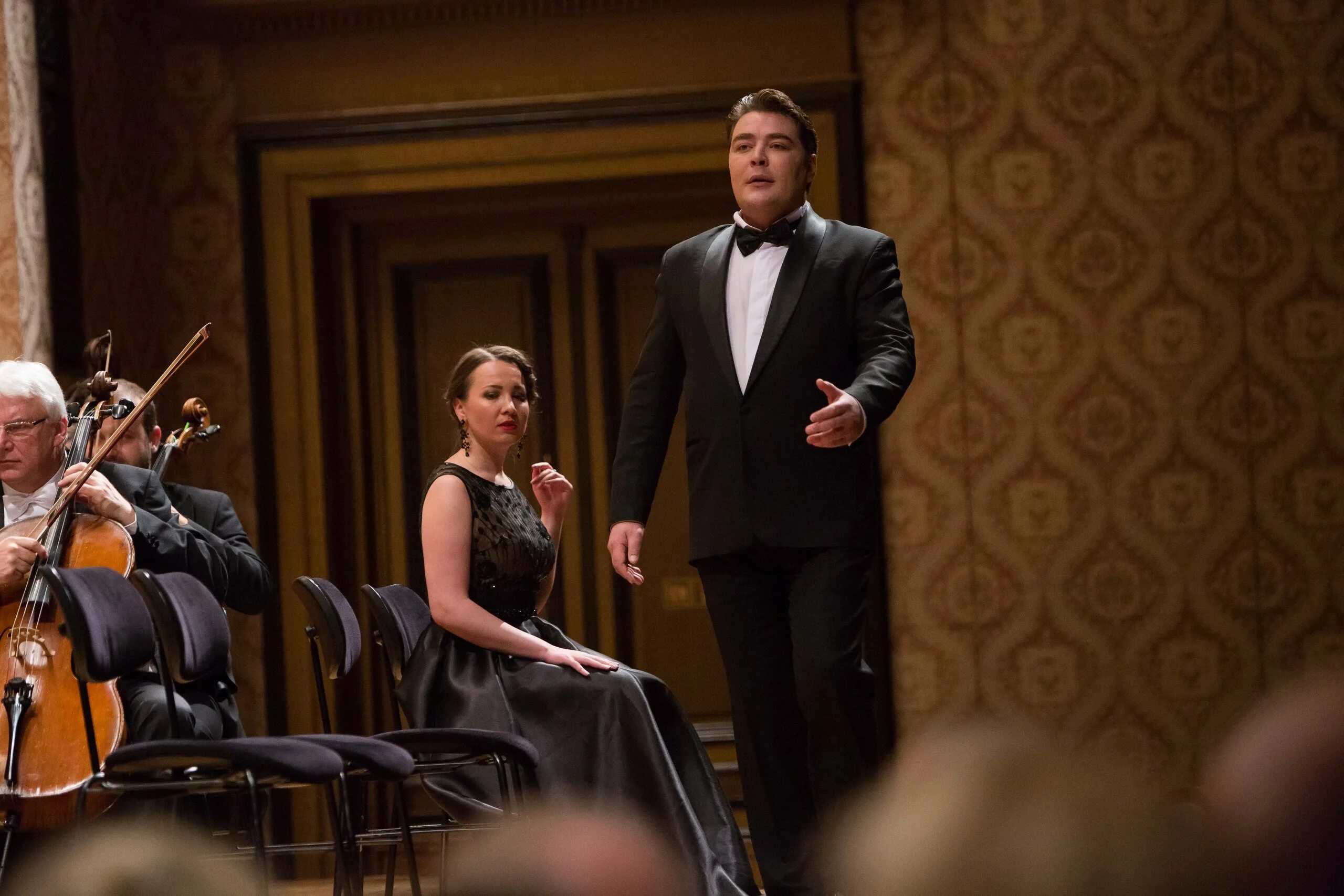 Солист театра. Теноры мариинского театра. Алексей татаринцев тенор. Солист мариинского театра игорь барбаков. Солисты театра “verdi hall”.