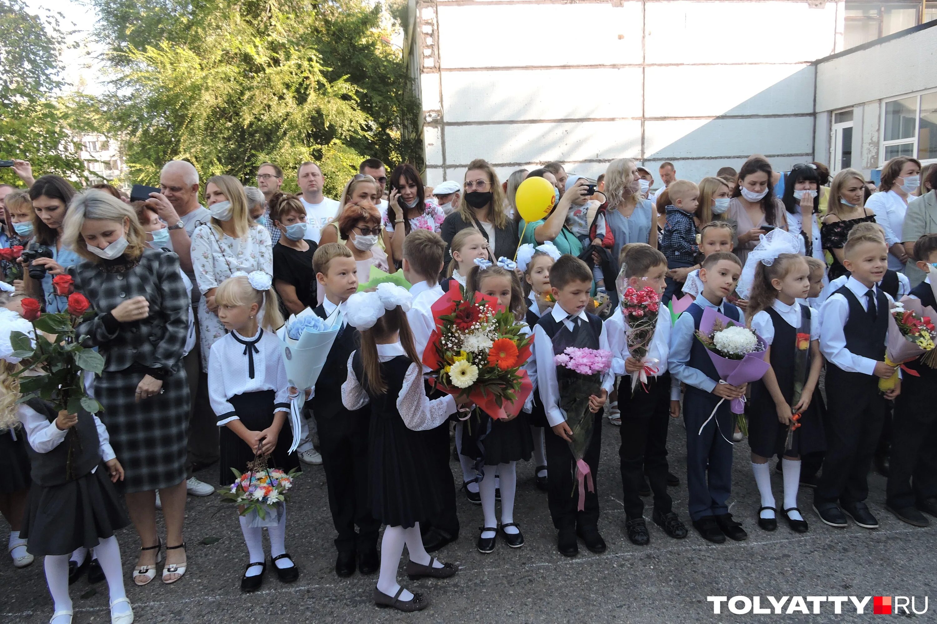 Учебный год в россии. Как прошел сентябрь в школе. Как прошел сентябрь в школе. 1 сентября линейка в школе. Школьники 1 сентября.