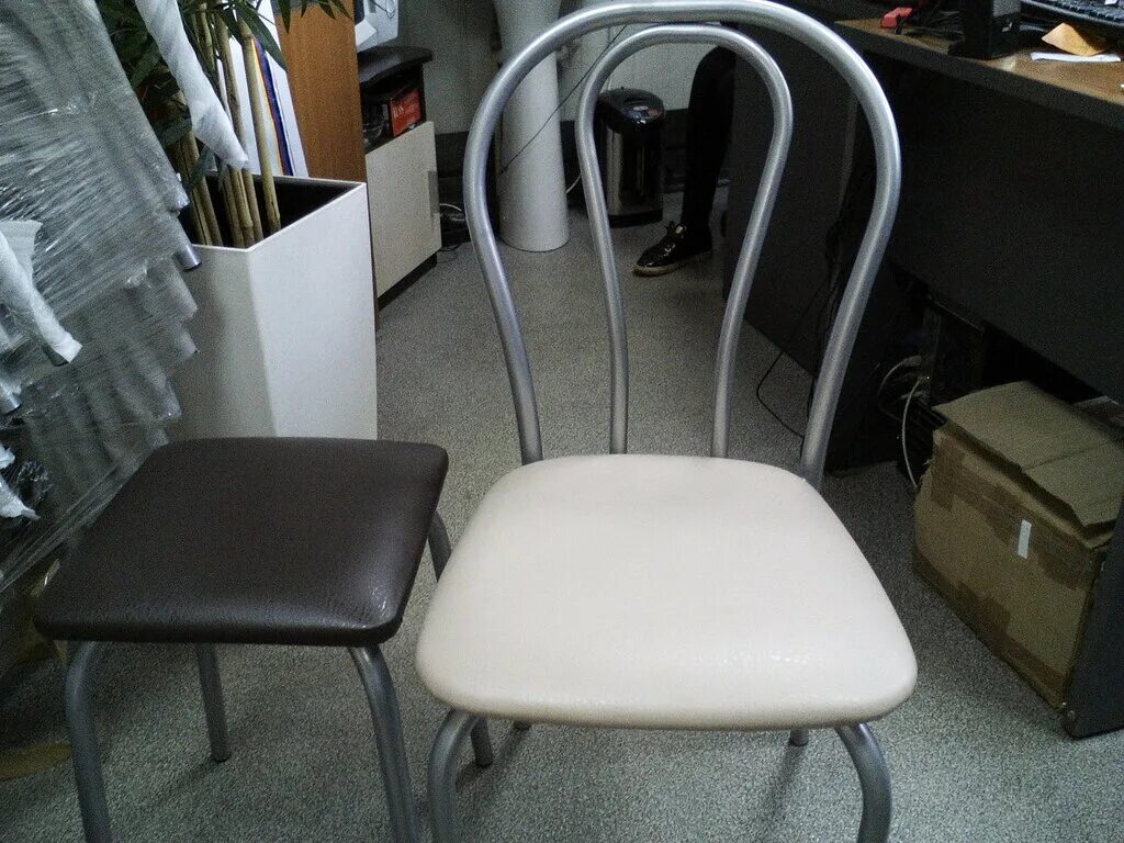 Кухонный стул эконом. Ремонт стульев. Реконструкция стульев кухонных. Стул г образный. Б у стул стулья для кухни
