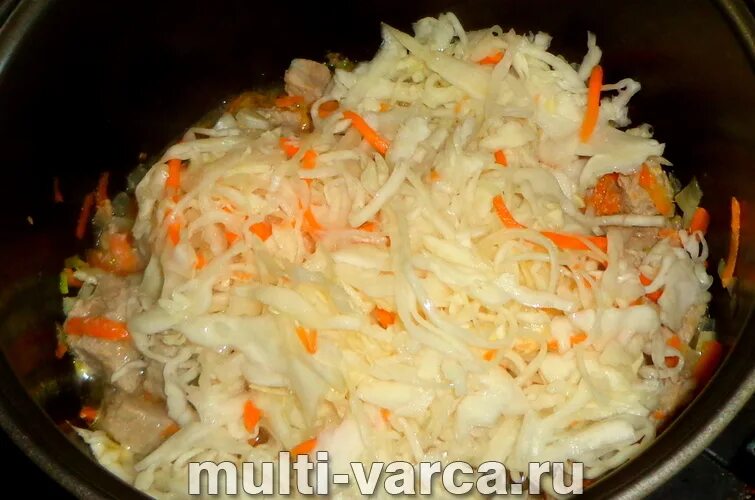 Белокочанная капуста тушеная. Бигус амогус. Квашеная капуста со свининой в мультиварке. Тушёная капуста с картошкой и фаршем в мультиварке. Тушёная капуста в мультиварке.