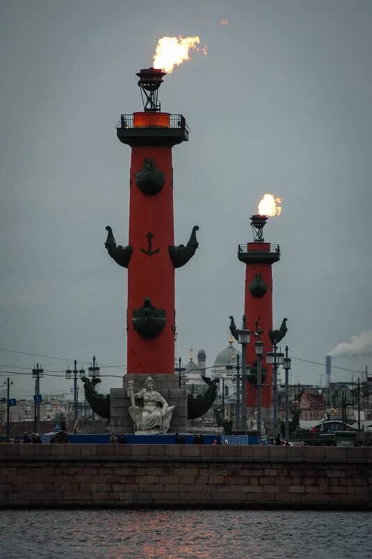 ростральные колонны васильевский остров биржевая площадь. огонь на ростральных колоннах в санкт петербурге. ростральные колонны санкт петербург сегодня. д. ростральные колонны санкт петербург сегодня.