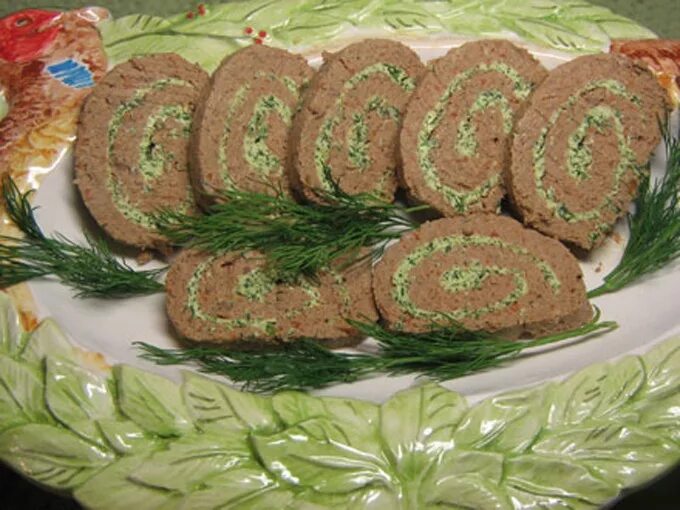 Рецепт рулета из куриной печени. Рулет с печеночным паштетом. рулет из печеночного паштета. рулетики с паштетом из печени. рулет из куриной печени.