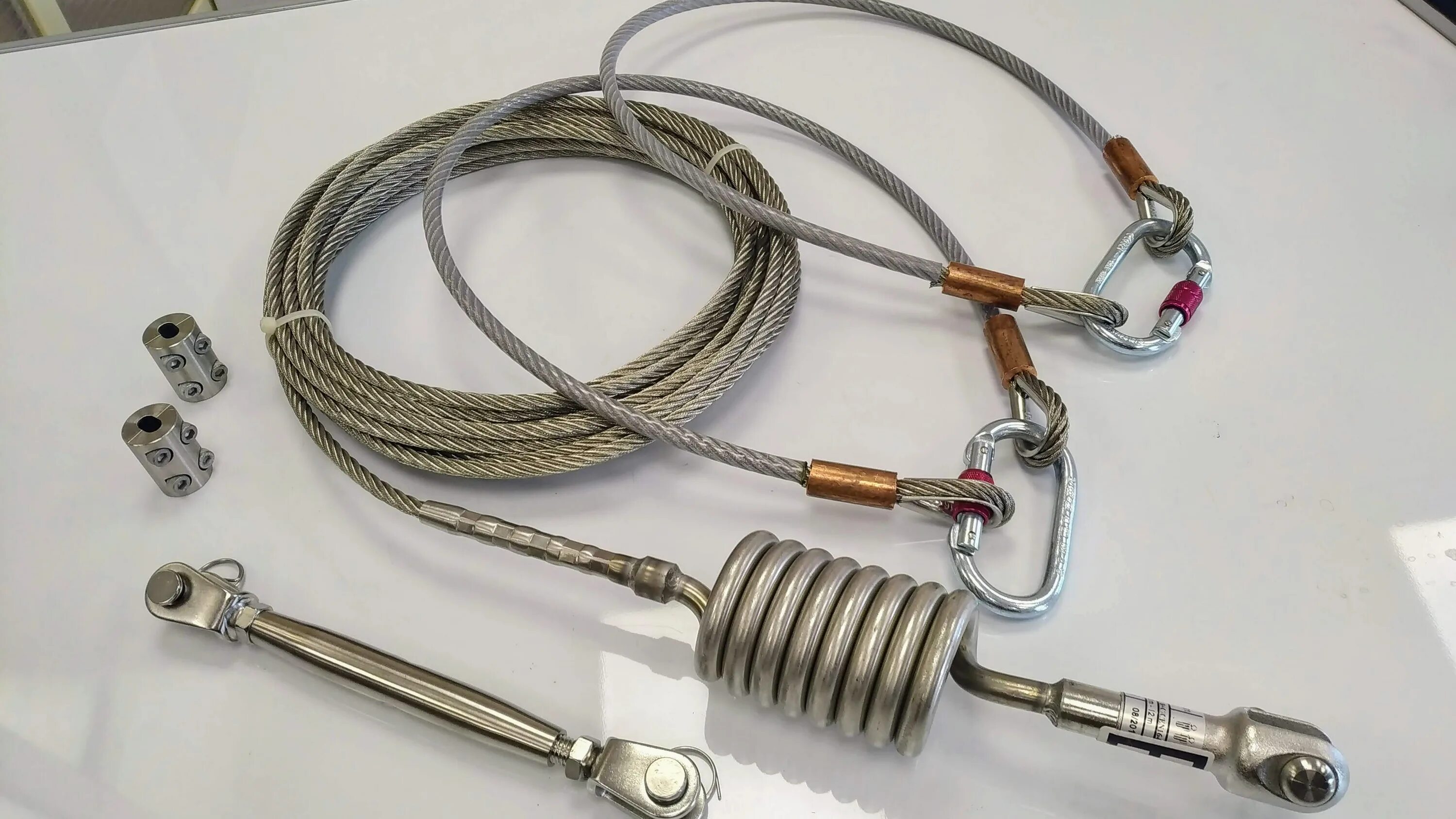 Трос вдоль. Шкоты. Спасательный леер на шлюпке. Джутовый канат в интерьере. Трос вдоль.