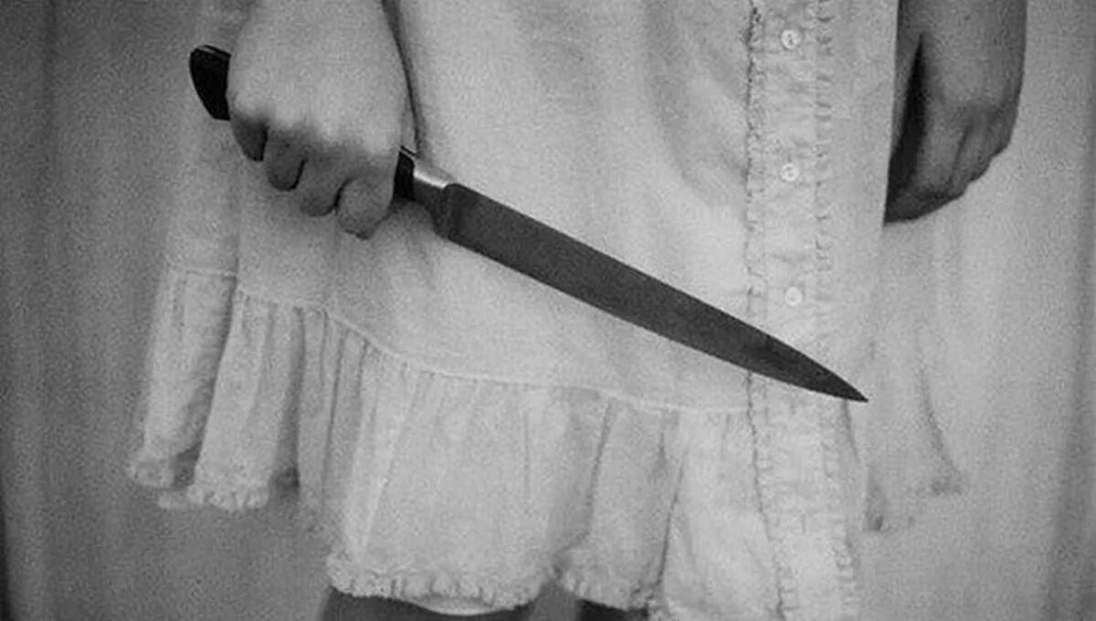 Красивые девушки с ножом в руках. Девушка с ножом в руке. Девушка с ножом в руке. Женщина замахивается ножом. Девушка с ножом в руке.