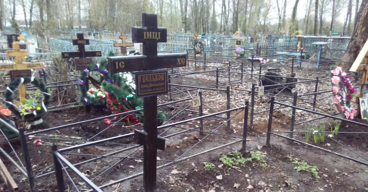 Могила на кладбище. Новомосковское кладбище тульская область. Новомосковское городское кладбище. Кладбище на гипсовом новомосковск. Кладбище гипсовый.