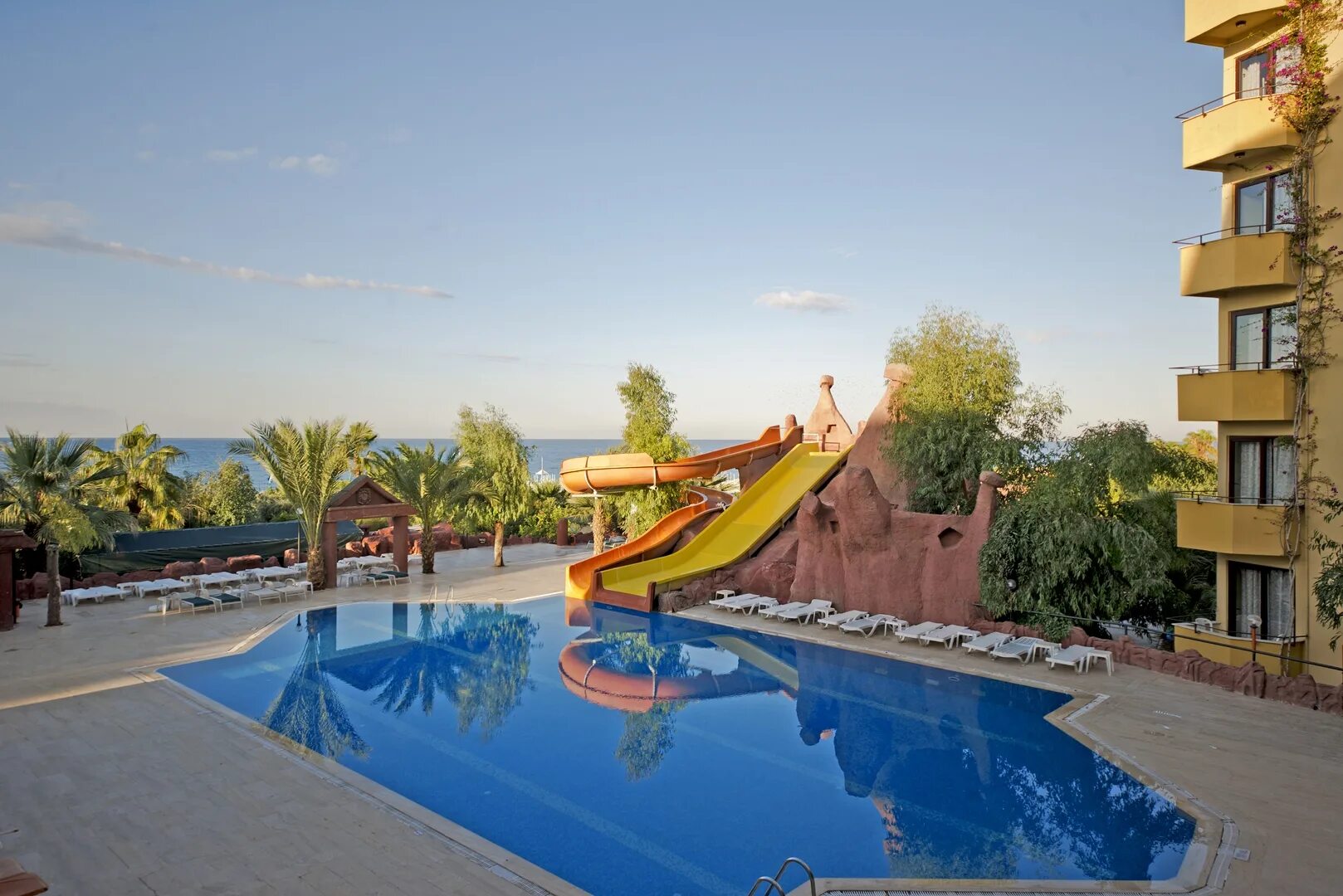 Отель m. Mc mahberi beach 4 турция. Отель mc mahberi beach hotel. Отель махбери бич турция аланья. Махбери бич отель алания 4.