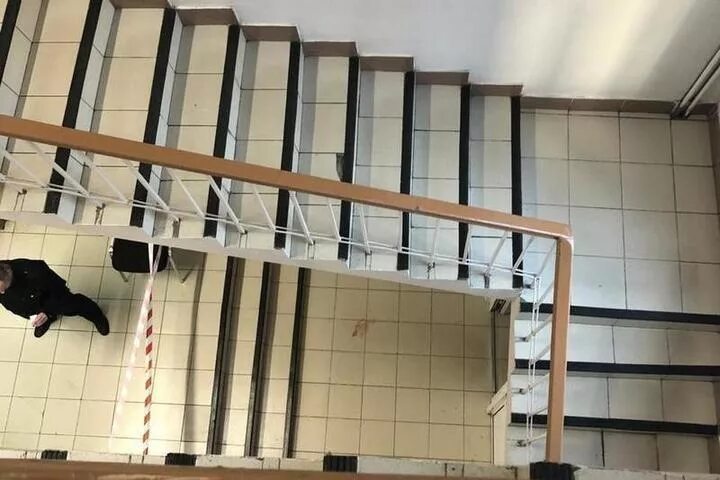 Упал мост в москве. Спасение уходящего под лед. 11 сентября башни близнецы падающие люди. Подъезд дома. Человек упавший с высоты.