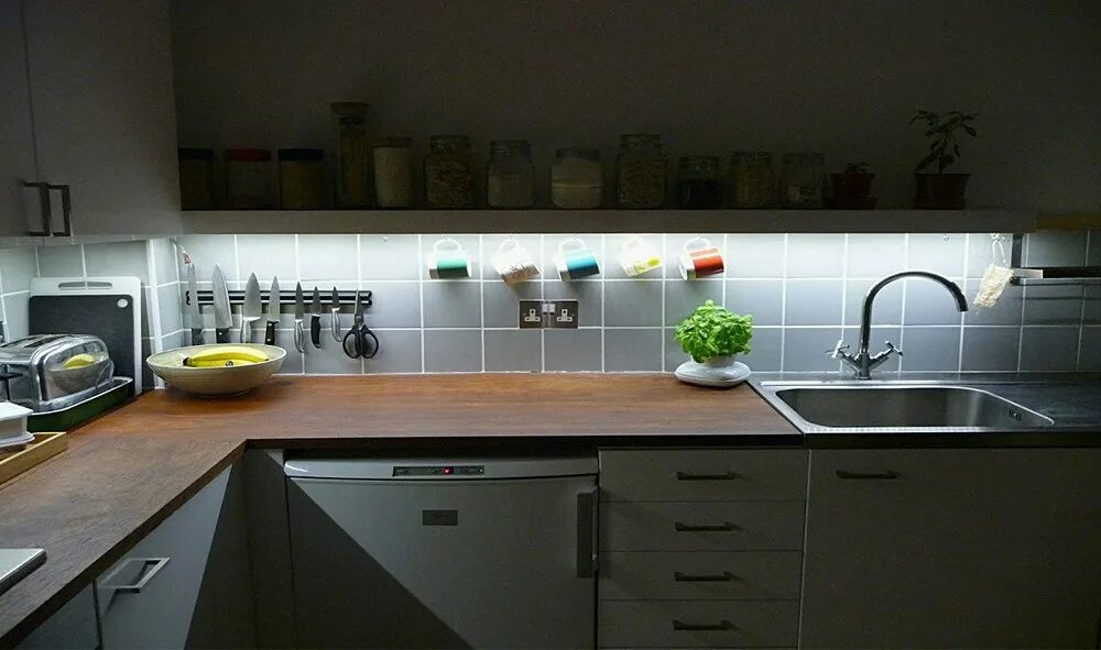 Кухня без подсветки. Подсветка для кухни. Светодиодная подсветка для кухни. Подсветка для кухни под шкафы. Светодиодная лента на кухню.
