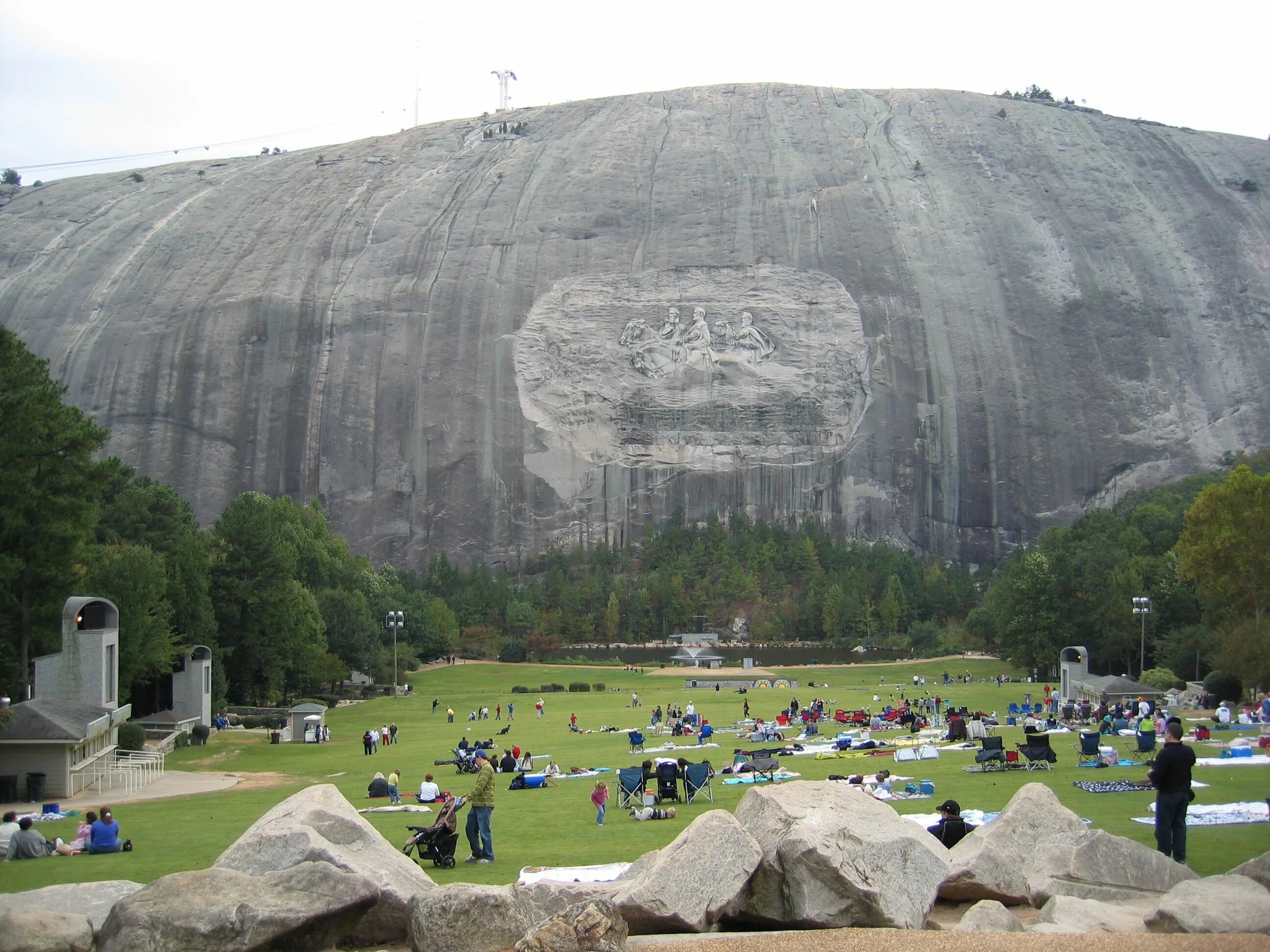 The mountain park. Парк стоун маунтин джорджия. Стоун-маунтин, штат джорджия. The mountain park. Парк стоун-маунтин.