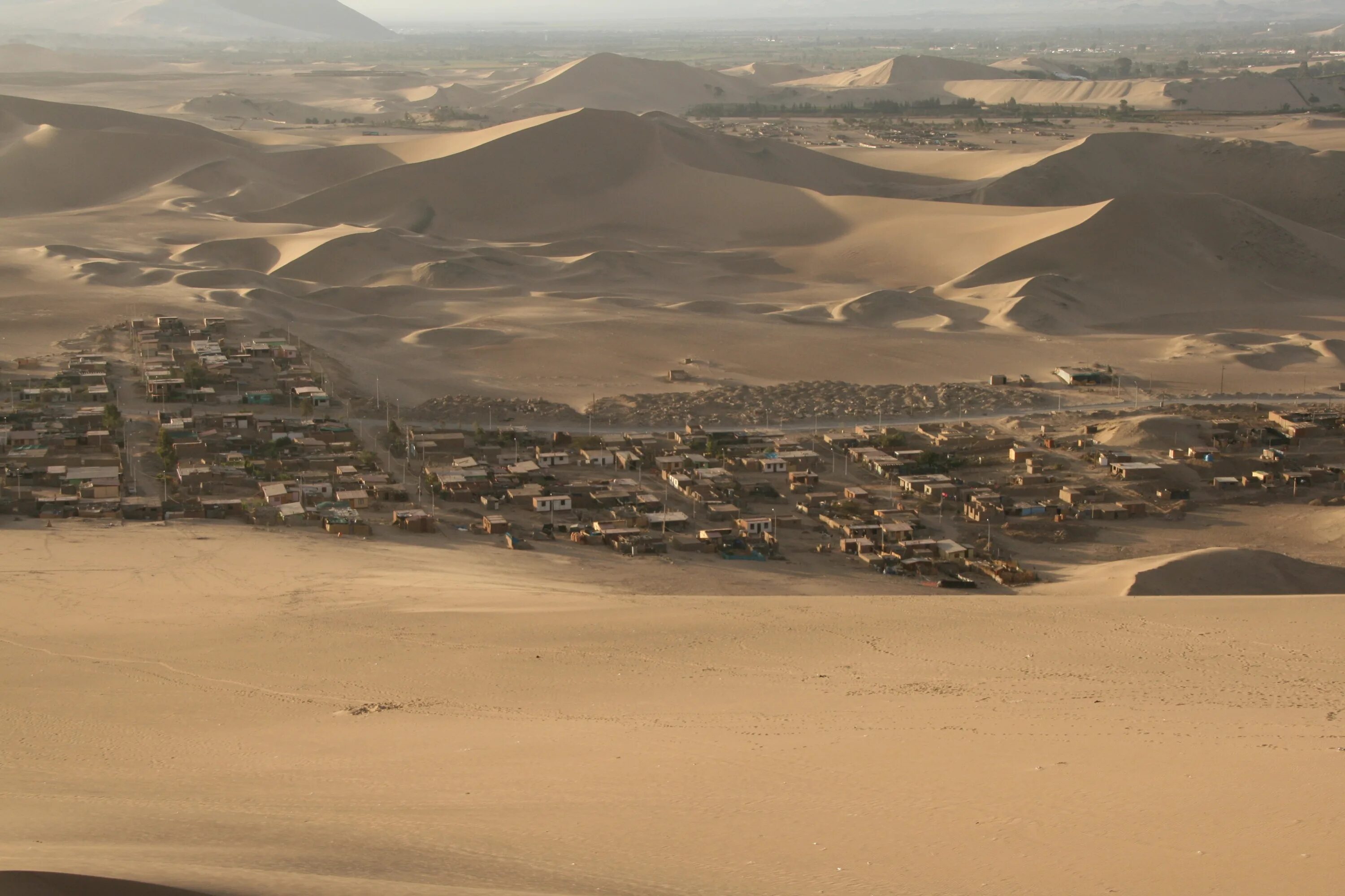 Ирак пустыня деревня. Деревня Аару пустыня. Пустынный город. Поселок в пустыне.