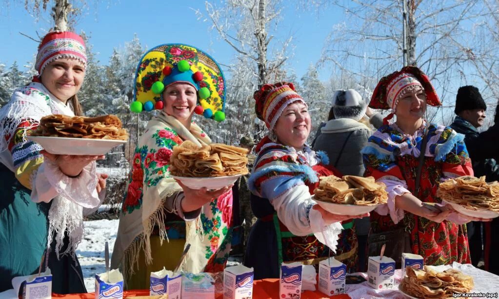 Угощение блинами на Масленицу. Стол на Масленицу. Масленица фотосессия.