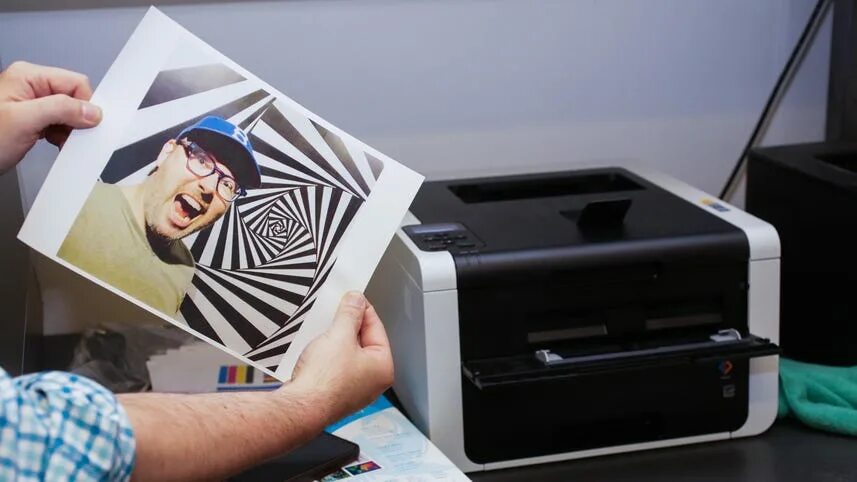 Как печатает лазерный. Цветная лазерная печать. Цветная печать на лазерном принтере. Лазерный принтер для печати на стенах. Принтер для стеновой печати.