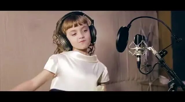 суслова екатерина третий зуб. суслова екатерина девочка поет. суслова екатерина третий зуб. я тут недавно потеряла третий зуб песня. песенка про третий зуб.