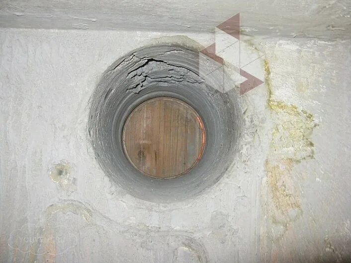 Отверстие в стене под трубу. Отверстие 110мм в кирпичной стене. Отверстие под трубу 110 мм. Отверстие под дымоход в стене. Отверстие в кирпичной стене под трубу.