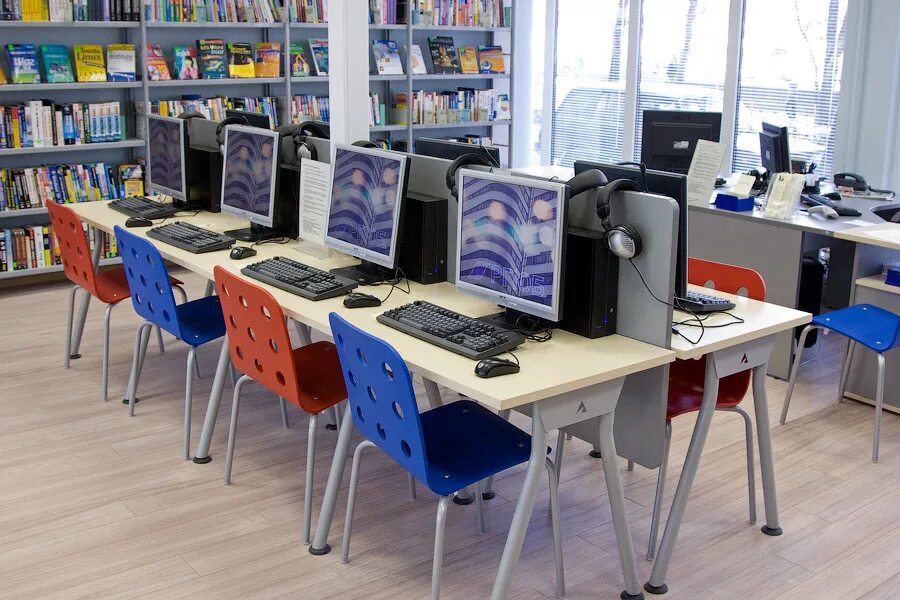Материалов библиотеки цок. Компьютеры в библиотеке. Компьютерный зал в библиотеке. Компьютерная зона в библиотеке. Современная Школьная библиотека.